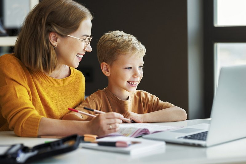 Mutter mit Grundschulkind am Computer