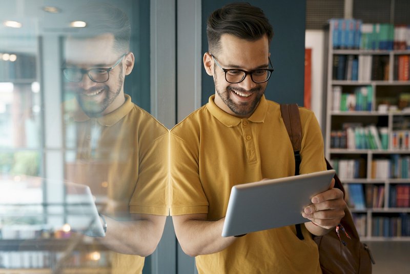 Junger Lehrer mit Tablet